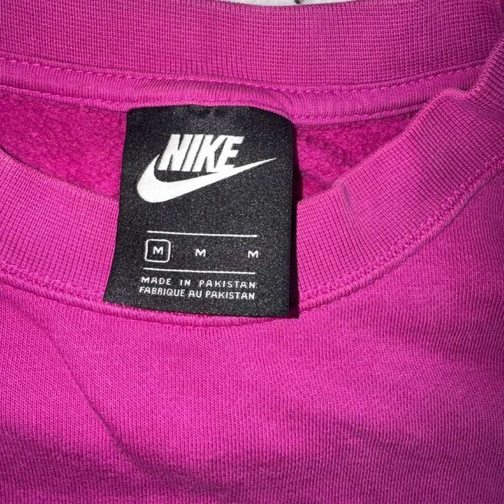 Nike Womens Oversized Cropped Sweatshirt Magenta Purple Swoosh Logo Pullover M - Picture 2 of 2